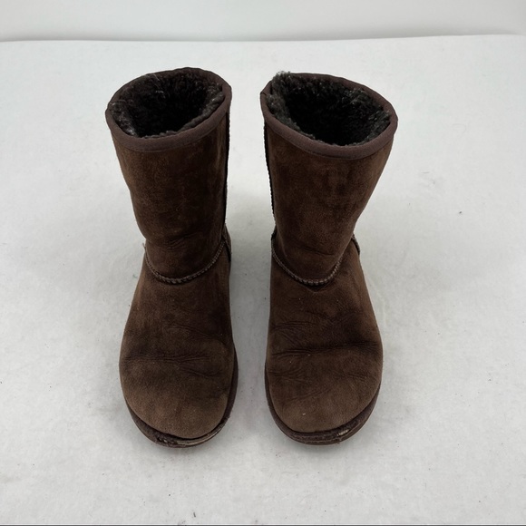 UGG Other - UGG Girls Classic Short II Brown size: 4